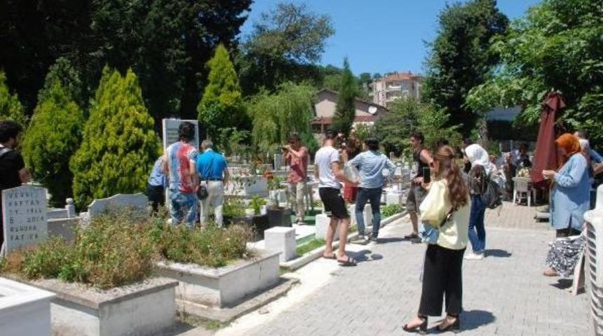 Barış Akarsu, Doğum G&uuml;n&uuml;nde Mezarı Başında Anıldı