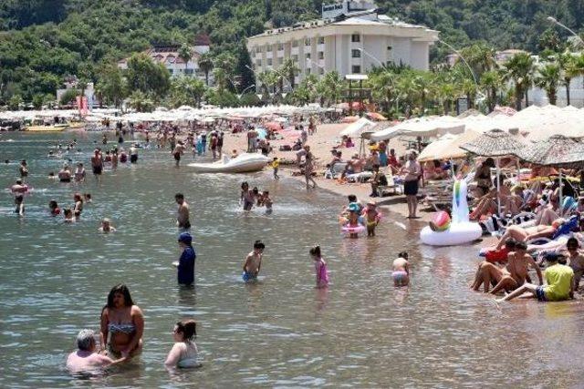 Marmaris'te Tatilciler Soluğu Plajlarda Aldı