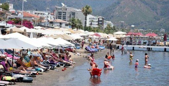 Marmaris'te Tatilciler Soluğu Plajlarda Aldı