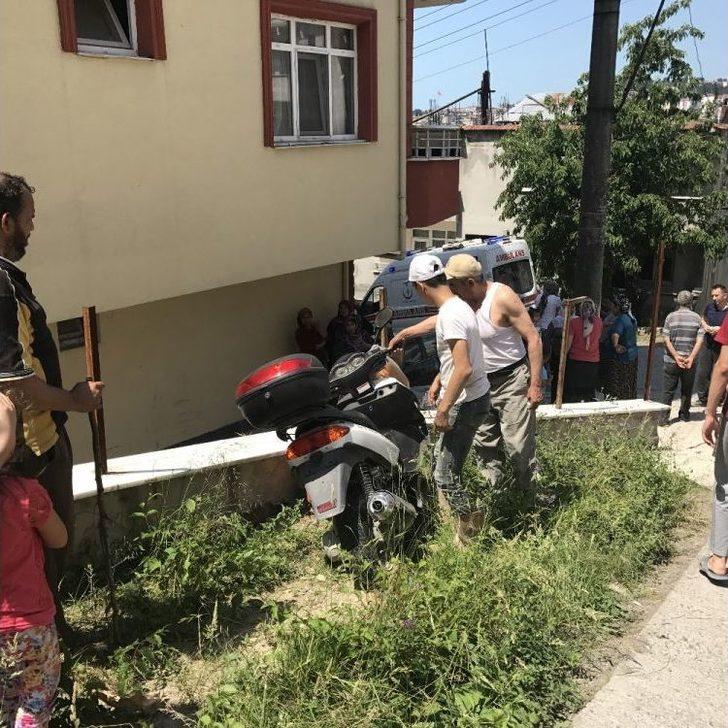 Motosiklet Kazasında Dede Ve Torunu Yaralandı G5