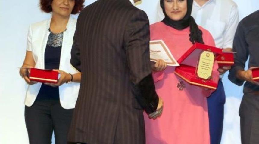 Eşine Uyuşturucuyu Bıraktıran Kadına Plaket Verildi