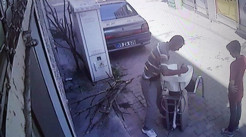 Bayan Kuaförünün Saç Yıkama Setini Çalarken Kameraya Yakalandılar