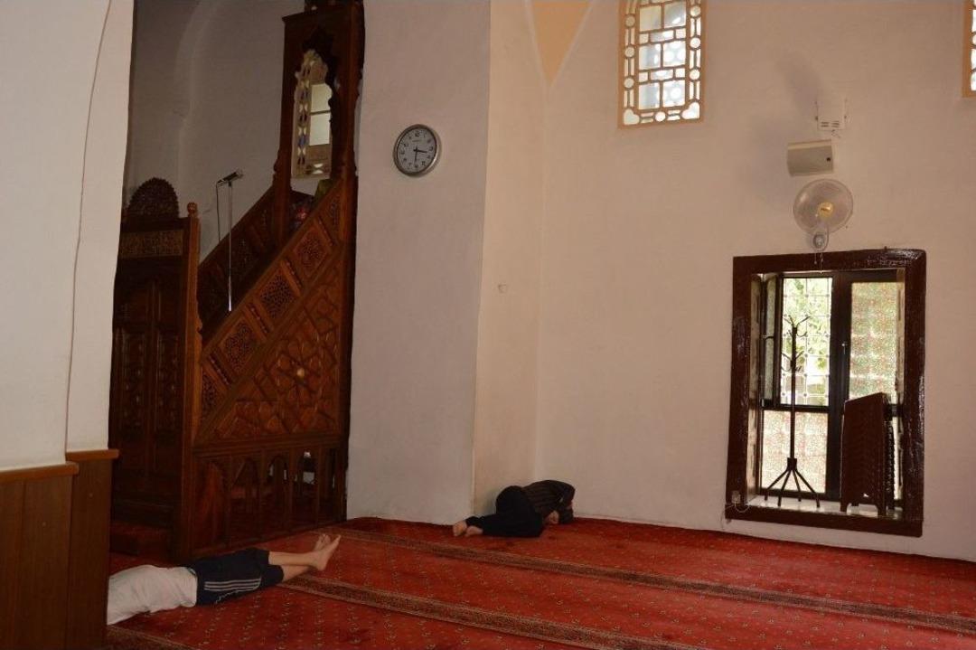 Sıcaktan Bunalan Manisalılar &Ccedil;areyi G&ouml;lgelerde Aradı