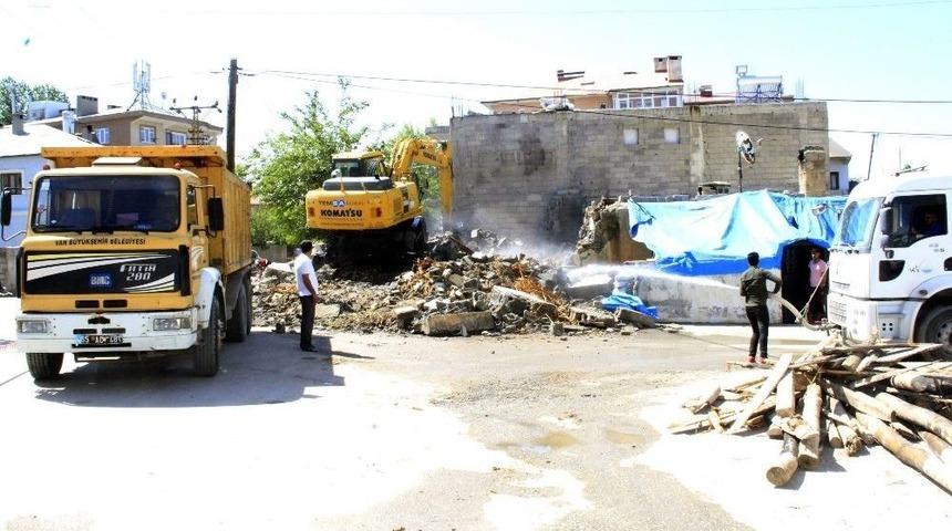 Vatandaş İstiyor, B&uuml;y&uuml;kşehir Yıkıyor