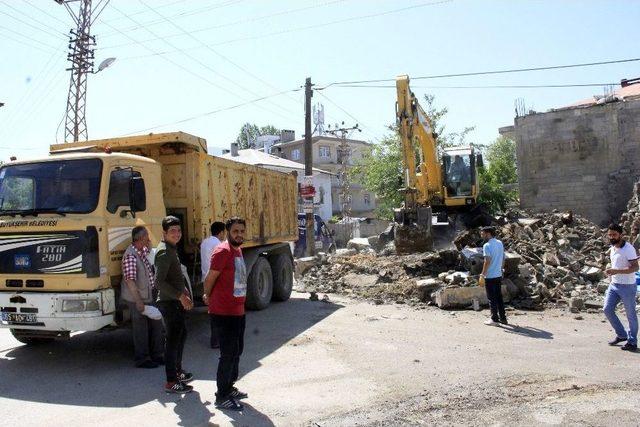 Vatandaş İstiyor, Büyükşehir Yıkıyor