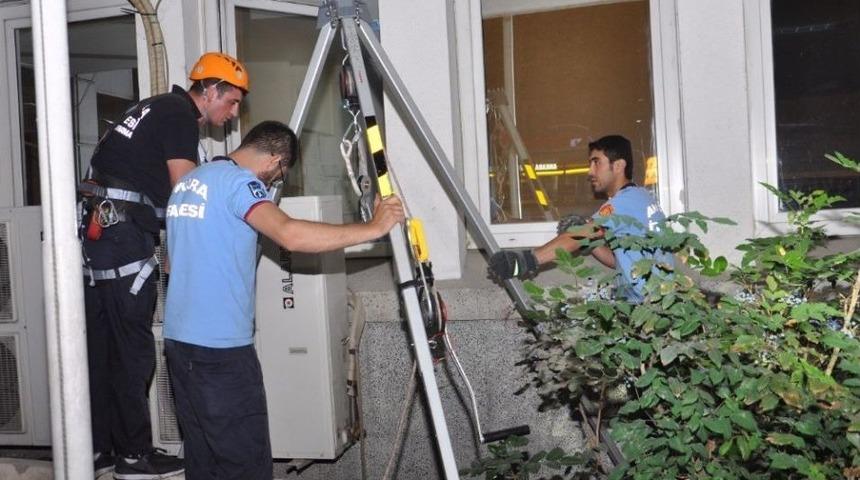 Havalandırma Boşluğunda Mahsur Kalan Kedi, Y&uuml;ksek A&ccedil;ı Tekniğiyle Kurtarıldı