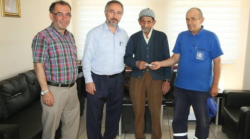 Temizlik İş&ccedil;isi Yolda Bulduğu 5 Bin 900 Tl&rsquo;yi Sahibine Teslim Etti