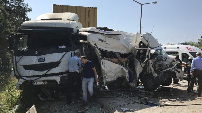 Servis Minib&uuml;s&uuml; Kazası G&uuml;venlik Kameralarına Yansıdı