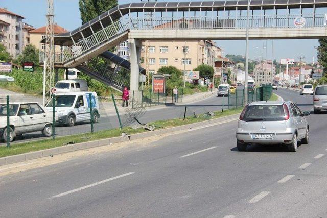 Karşı Şeride Geçen Otomobilden Burnu Bile Kanamadan Çıktı