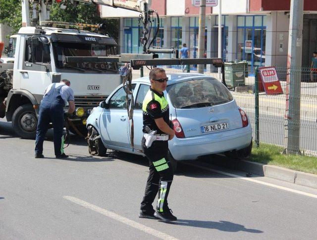 Karşı Şeride Geçen Otomobilden Burnu Bile Kanamadan Çıktı