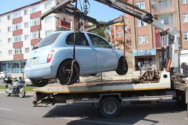 Karşı Şeride Geçen Otomobilden Burnu Bile Kanamadan Çıktı