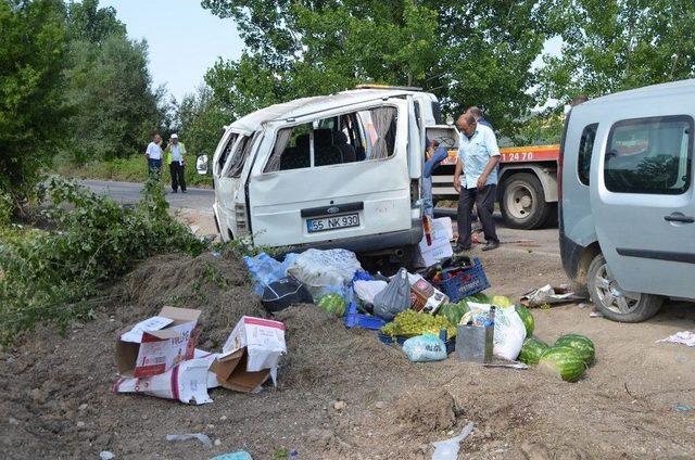 Lastiği Patlayan Minibüs Devrildi: 8 Yaralı