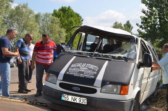 Lastiği Patlayan Minibüs Devrildi: 8 Yaralı