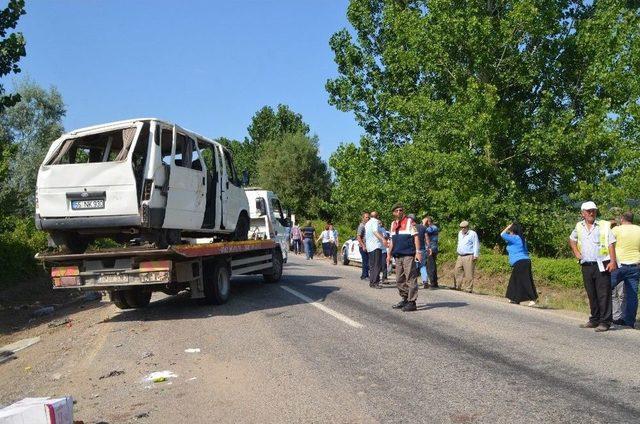 Lastiği Patlayan Minibüs Devrildi: 8 Yaralı