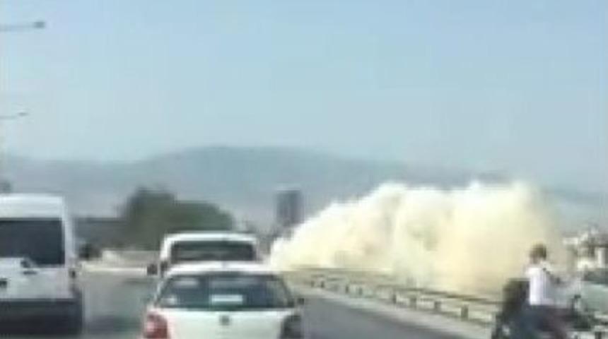 İzmir&rsquo;de Su Borusu Patladı, Yollar G&ouml;le D&ouml;nd&uuml;