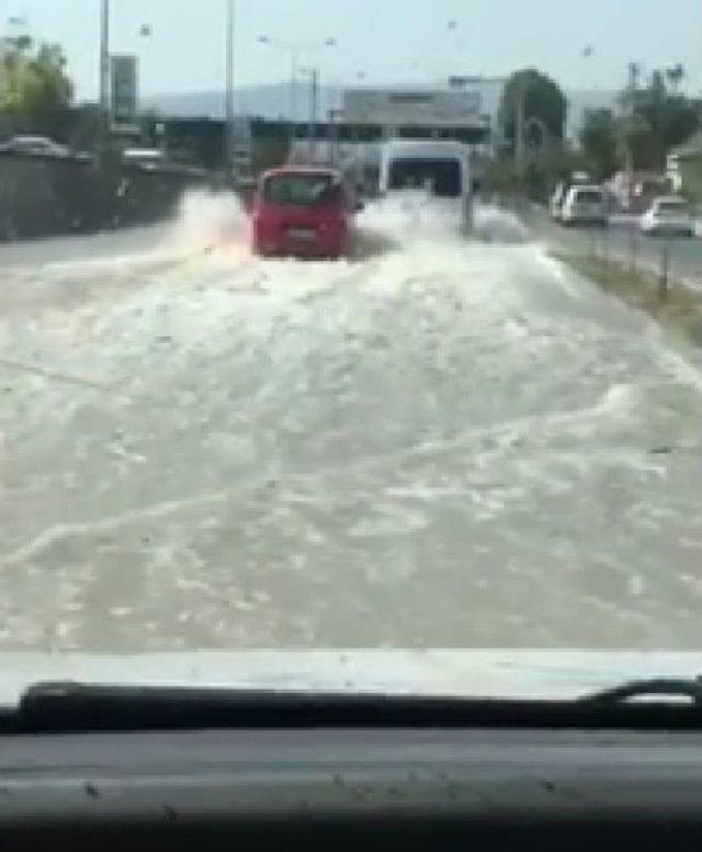 İzmir’de Su Borusu Patladı, Yollar Göle Döndü