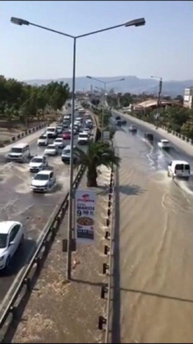 İzmir’de Su Borusu Patladı, Yollar Göle Döndü