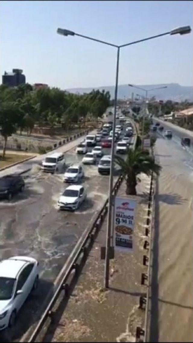 İzmir’de Su Borusu Patladı, Yollar Göle Döndü