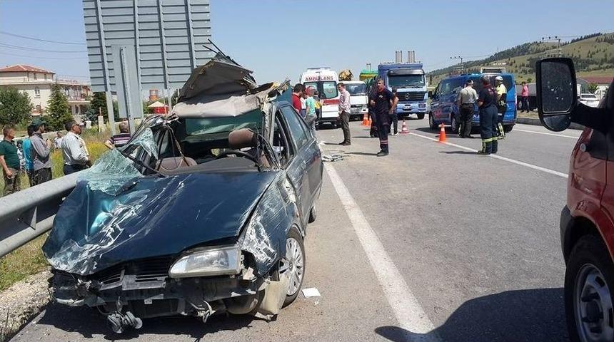 Otomobil Bariyerlere &Ccedil;arptı: 1 &Ouml;l&uuml;, 2 Yaralı