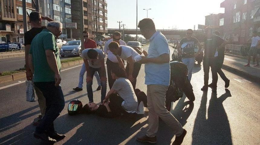 Otomobille &Ccedil;arpışan Motosikletliyi Başındaki Kaskı Kurtardı