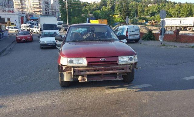 Otomobille Çarpışan Motosikletliyi Başındaki Kaskı Kurtardı