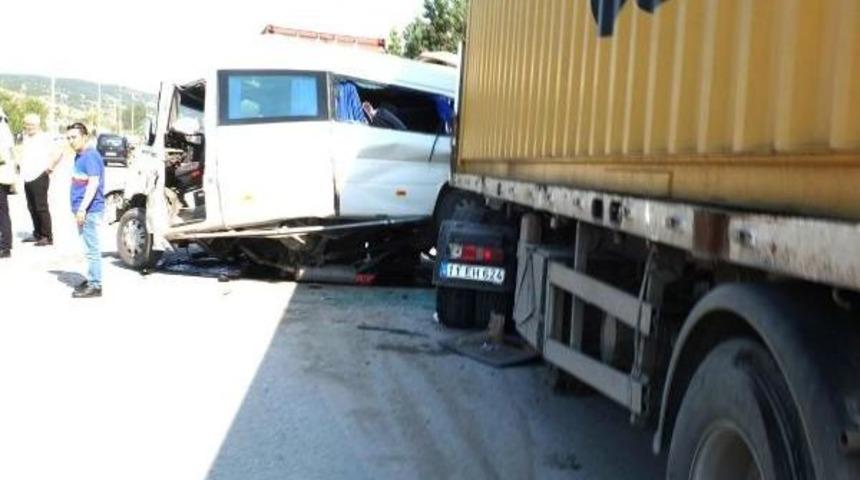 Tır'ın Arkasında Park Eden Minib&uuml;se Arkadan Gelen Tır &Ccedil;arptı: 6 Yaralı