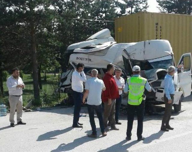 Tır'ın Arkasında Park Eden Minibüse Arkadan Gelen Tır Çarptı: 6 Yaralı