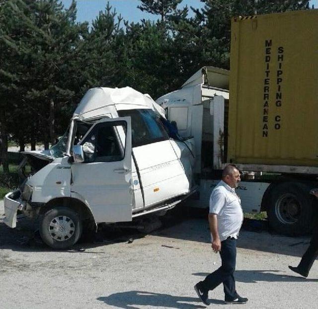 Tır'ın Arkasında Park Eden Minibüse Arkadan Gelen Tır Çarptı: 6 Yaralı