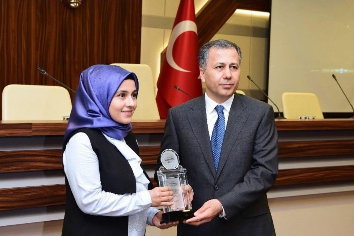 Uyuşturucu İle M&uuml;cadele Edenlere Plaket
