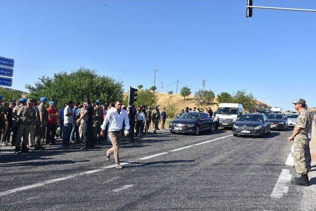 Başbakan Yardımcısı Kurtulmuş, Samsatlı Depremzedelerle Görüştü