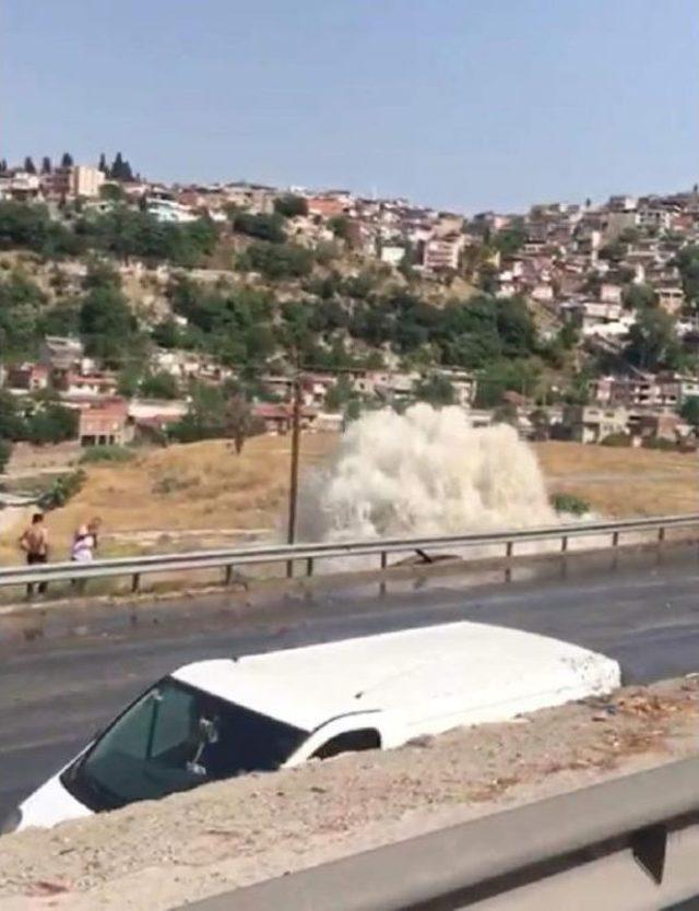 Patlayan Su Borusu Sürücülere Zor Anlar Yaşattı