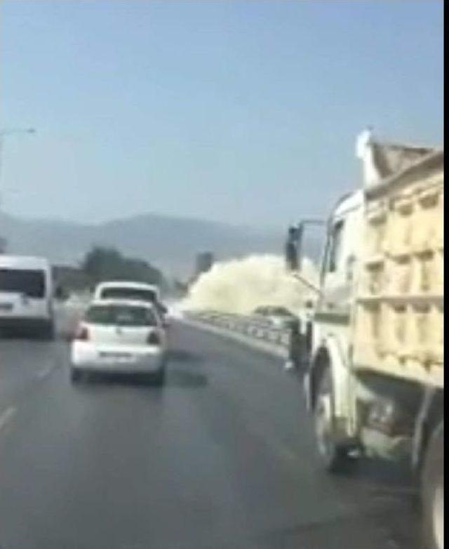 Patlayan Su Borusu Sürücülere Zor Anlar Yaşattı