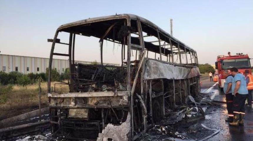 Yolcu Otob&uuml;s&uuml; Tem'de Alev Alev Yandı