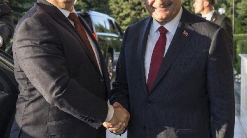 Başbakan Yıldırım Macar Başbakana Imzalı Forma Ve Futbol Topu Hediye Etti