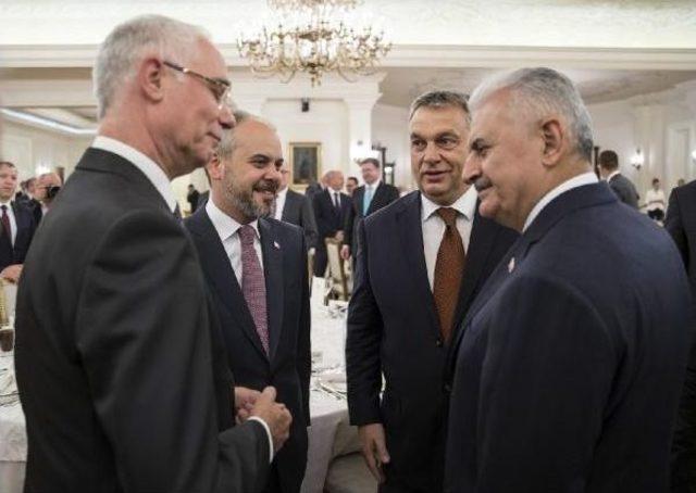 Başbakan Yıldırım Macar Başbakana Imzalı Forma Ve Futbol Topu Hediye Etti