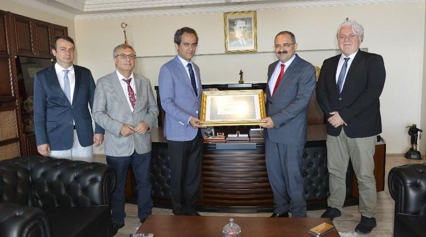 Vali Kaban&rsquo;dan Rekt&ouml;r &Ouml;zer&rsquo;e Veda Ziyareti