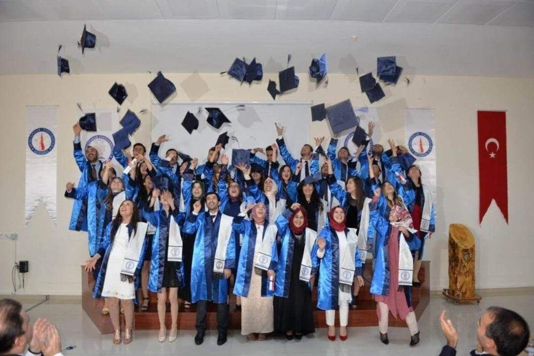 Dp&uuml; Tıp Fak&uuml;ltesi &Uuml;&ccedil;&uuml;nc&uuml; Mezunlarını Verdi