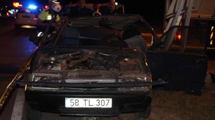 Minib&uuml;s Ile Otomobil &Ccedil;arpıştı: 1 &Ouml;l&uuml;, 7 Yaralı