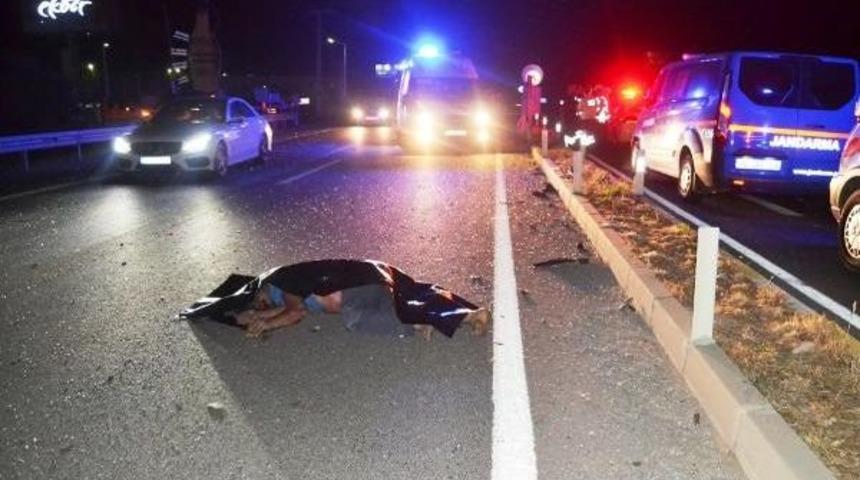 Otob&uuml;sle Otomobil &Ccedil;arpıştı: 2 &Ouml;l&uuml;