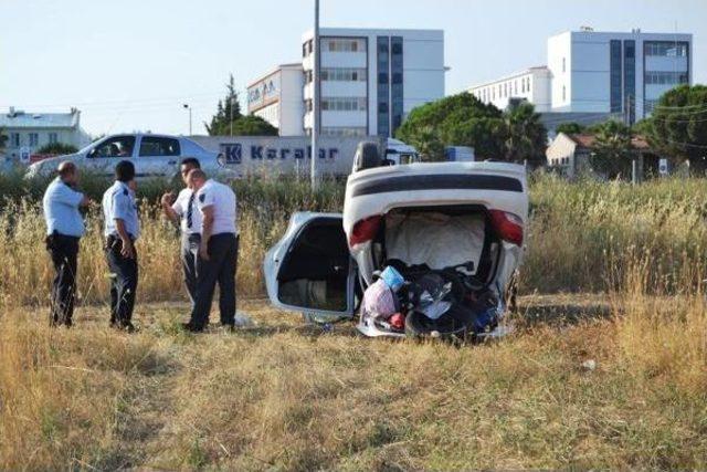 Otomobil Şarampole Devrildi: 1'i Bebek 4 Yaralı