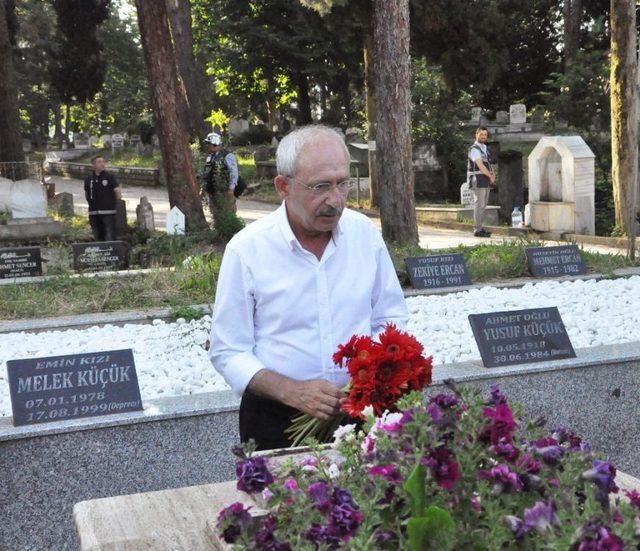 Kılıçdaroğlu, Şehit Emniyet Müdürü Gaffar Okkan’ın Mezarını Ziyaret Etti