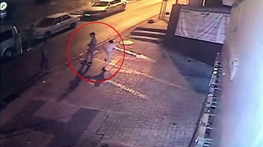 (&ouml;zel Haber) &Ouml;l&uuml;mden Arkadaşına Attığı &ldquo;u&ccedil;an Tekmeyle&rdquo; Kurtuldu