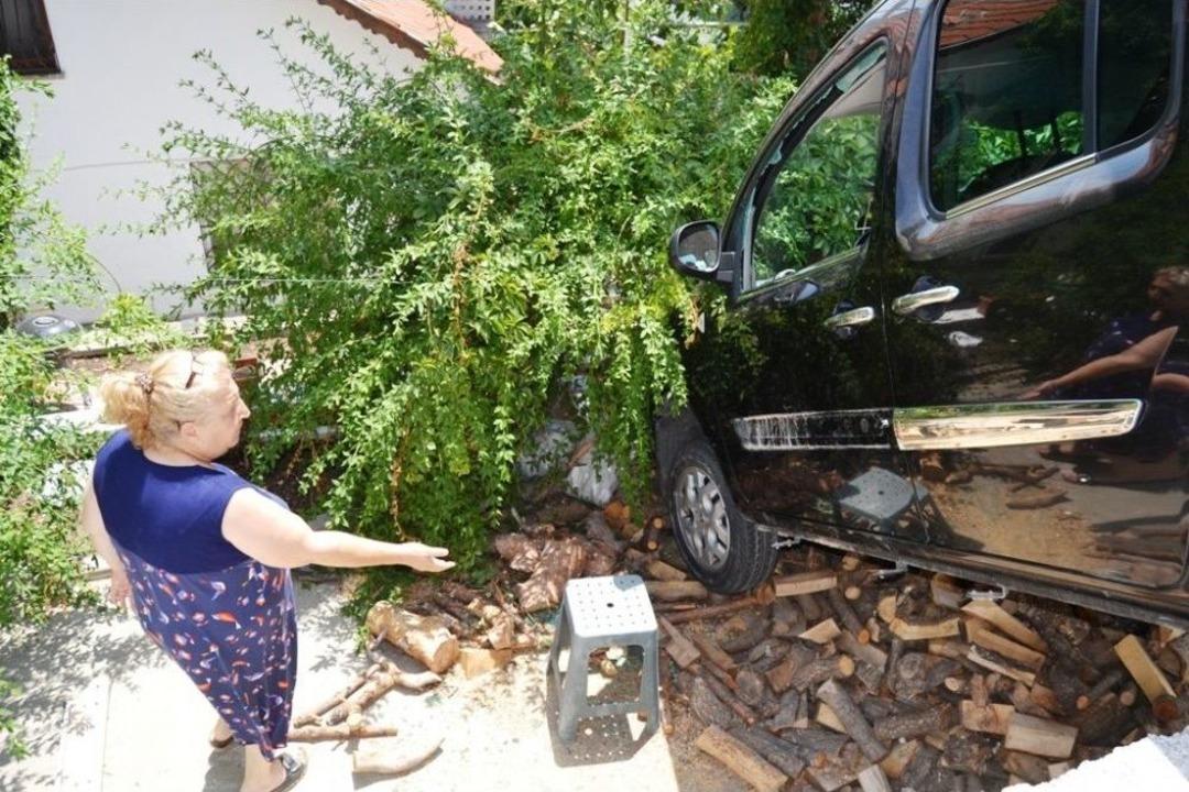 Otomobiliyle Bir Evin Bah&ccedil;esinin Davetsiz Konuğu Oldu