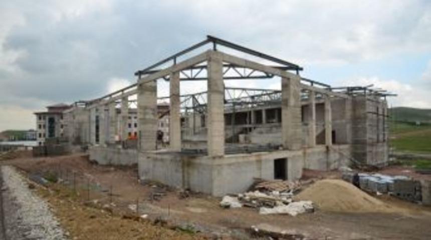 Saray Y&uuml;zme Havuzu Y&uuml;kseliyor