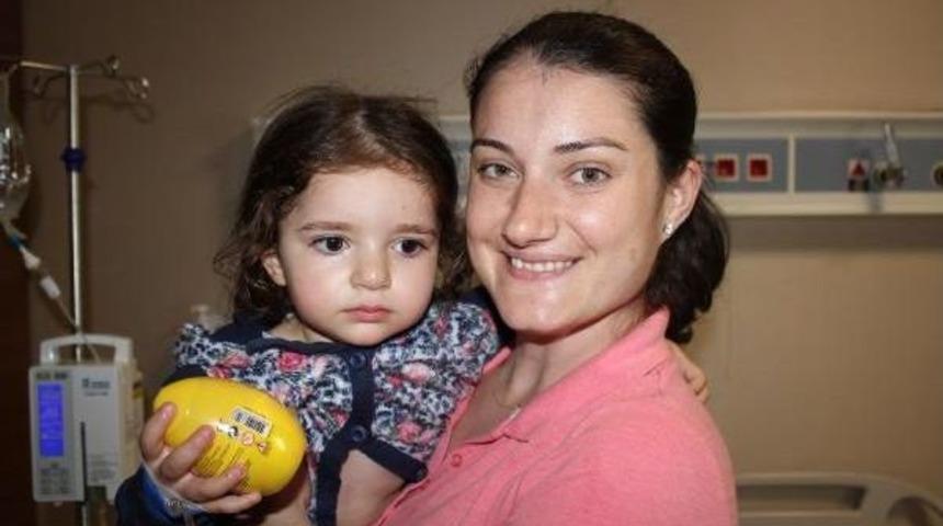 2.5 Yaşındaki Nil'e B&ouml;brek Taşı Operasyonu