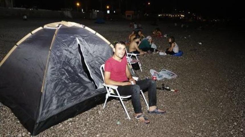 Antalya'da Nemden Bunalanlar Sahilde &Ccedil;adır Kurup Sabahladı