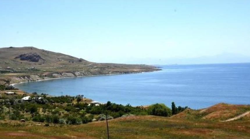 Van G&ouml;l&uuml;'n&uuml;n Mavi Bayraklı Plajı &Ccedil;&ouml;pe D&ouml;nd&uuml;