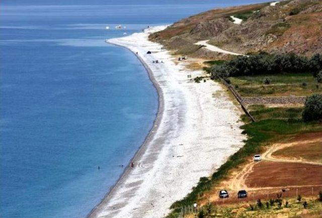 Van Gölü'nün Mavi Bayraklı Plajı Çöpe Döndü