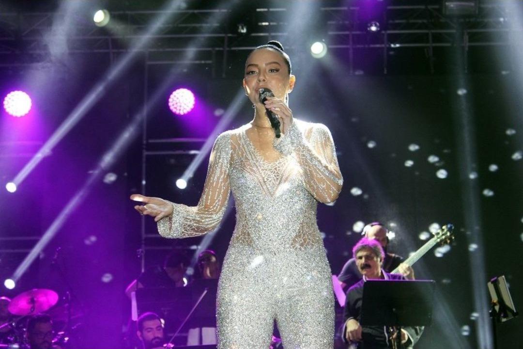 Ebru G&uuml;ndeş&rsquo;ten Muhteşem Final