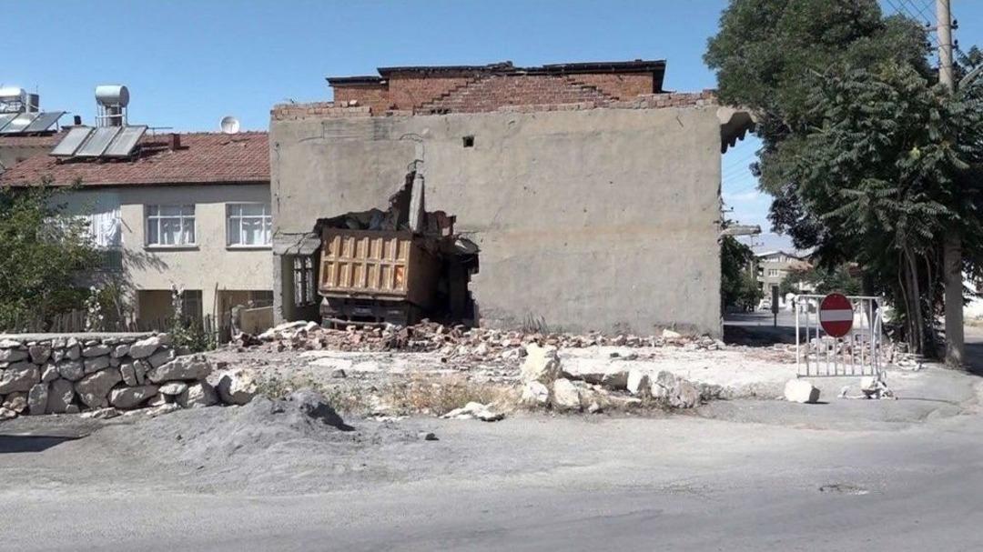 (&ouml;zel Haber) Eve Giren Kamyon 10 Aydır &Ccedil;ıkarılmadı